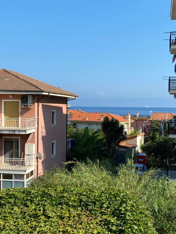 Appartamento Vicino Al Mare Con Parcheggio Riva Ligure Exterior photo